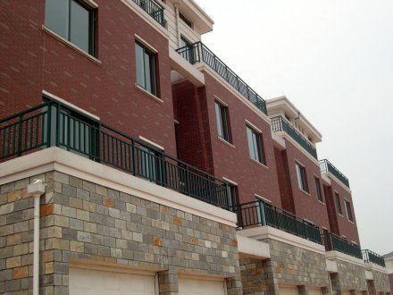 鐵藝護(hù)欄、鋅鋼護(hù)欄與組裝圍欄三者差距